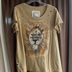 A Rare Bird Lion Graphic Distressed T-Shirt